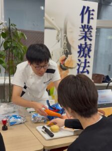 【作業療法学専攻】大雨の中ありがとうございました！箸の自助具＆片手での調理・育児をリアルに体験したオープンキャンパス