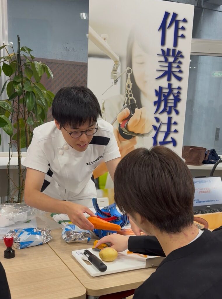 【作業療法学専攻】大雨の中ありがとうございました！箸の自助具＆片手での調理・育児をリアルに体験したオープンキャンパス