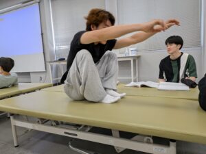 理学療法士の「分析眼」を磨く！運動動作分析演習に潜入