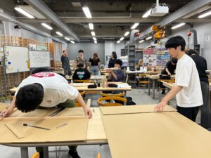 「考える」だけでは終わらない。まずは、自分の手でつくってみる。